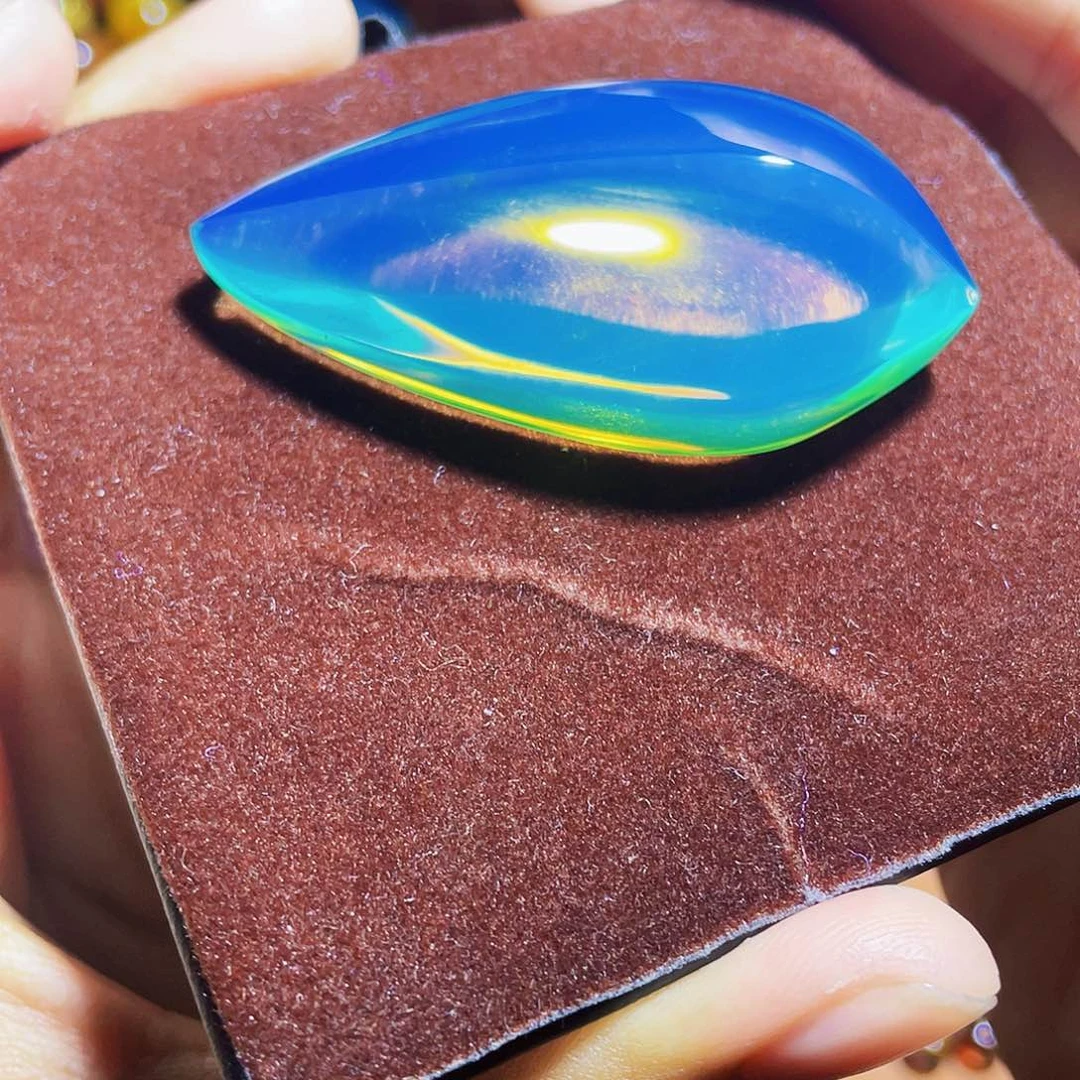 蓝珀裸石未镶嵌异色珀金字塔