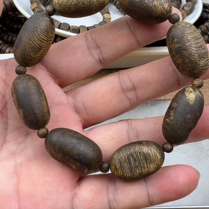 金***德沉香手串乌身手串13克