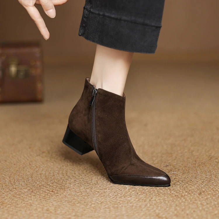 羊翻皮~4cm粗跟尖头真皮中跟短靴女磨砂皮时尚及踝靴大码显瘦靴子