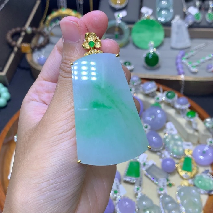 颈饰18K金镶嵌翡翠