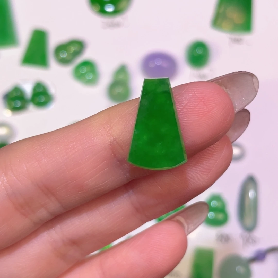 翡翠未镶嵌颈饰裸石