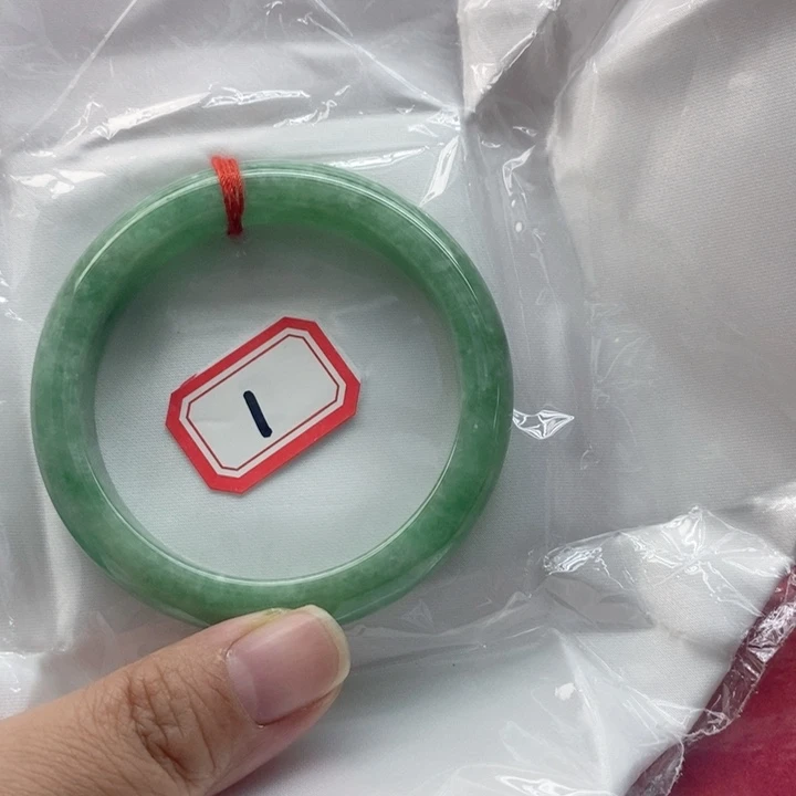 瀞***美翡翠未镶嵌手镯翡翠