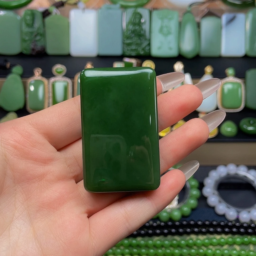 颈饰未镶嵌和田玉·菠菜绿无事牌