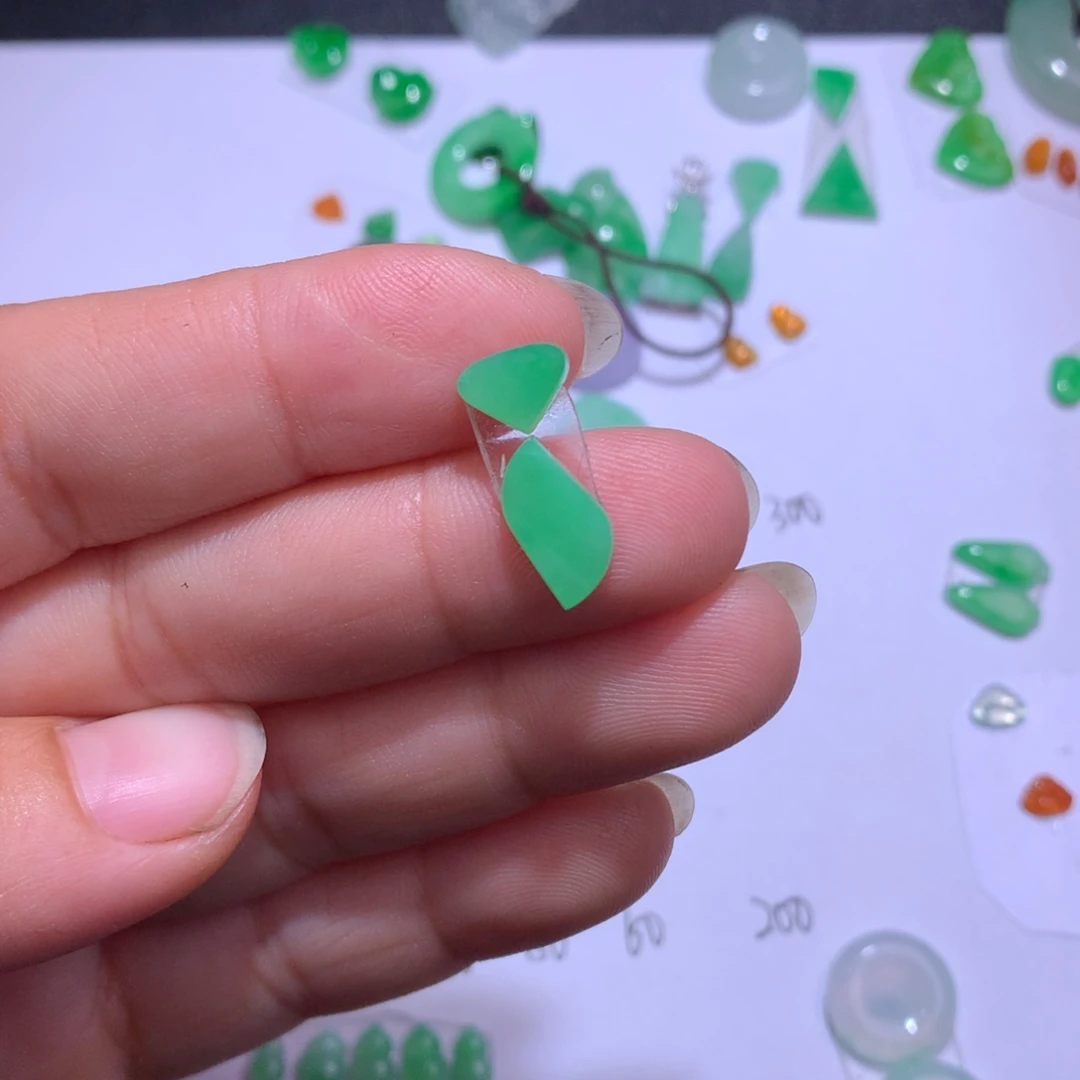 翡翠未镶嵌颈饰随形