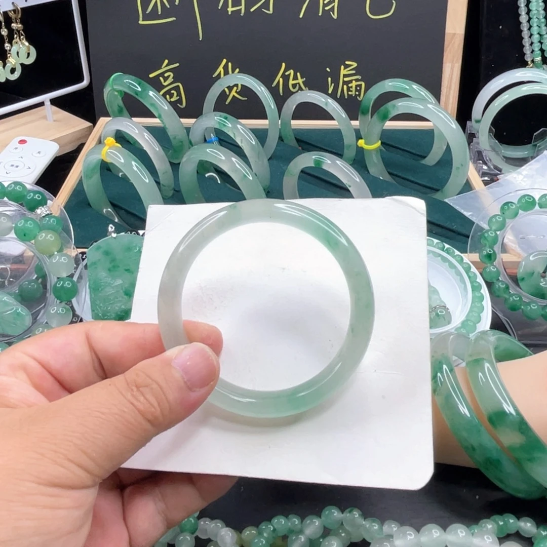 尘***缘未镶嵌手镯石英质玉