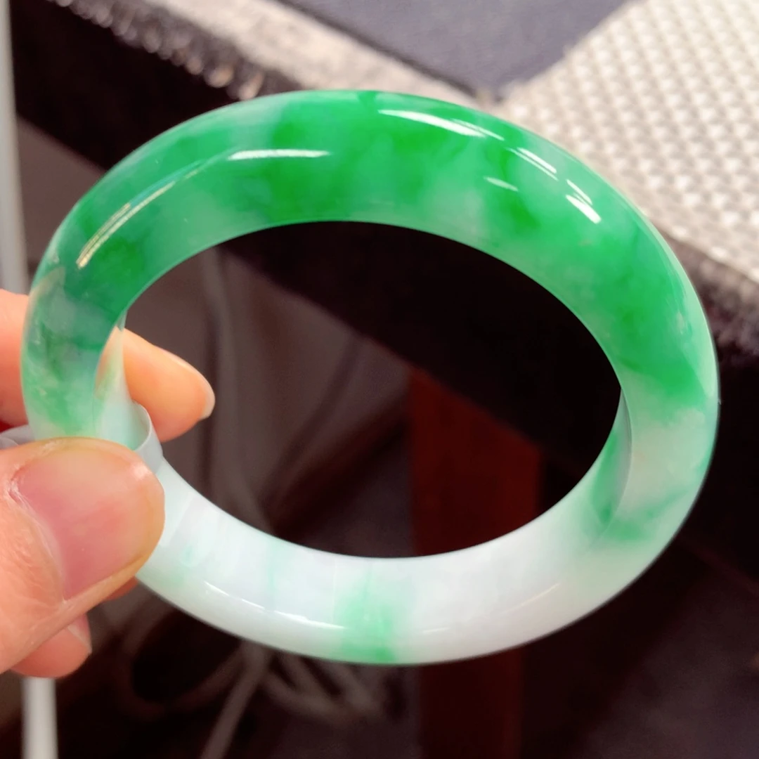 翡翠手镯未镶嵌缅甸