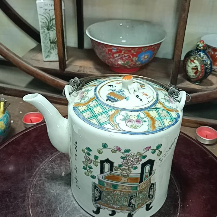 摆件人**态粉彩手绘花鸟茶壶一个