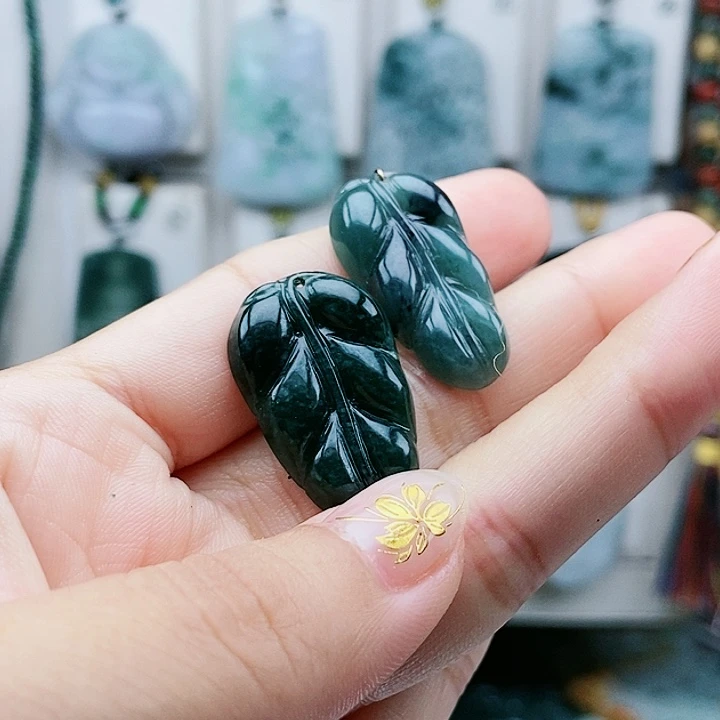 颈饰足铂镶嵌翡翠翡翠