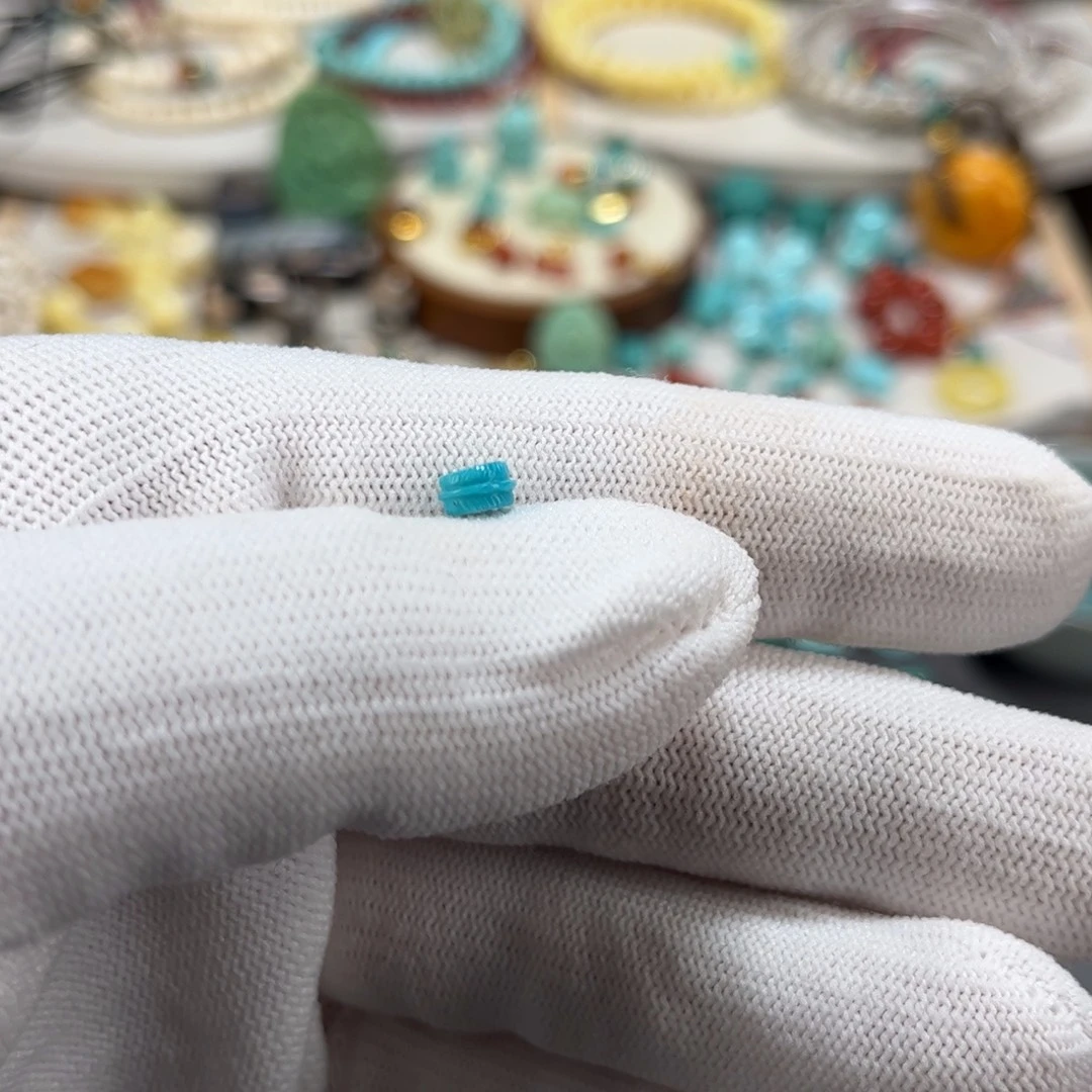 绿松石未镶嵌雕刻件羽毛隔珠（片）