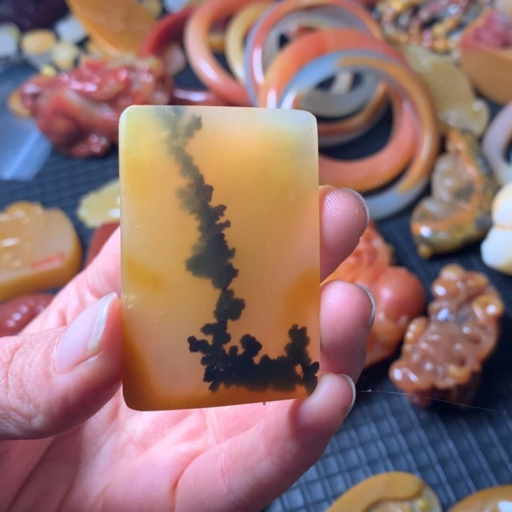 石英质玉（黄龙玉）未镶嵌颈饰