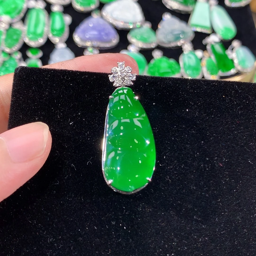 翡翠18K金镶嵌颈饰