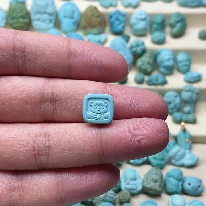 绿松石未镶嵌颈饰熊猫牌