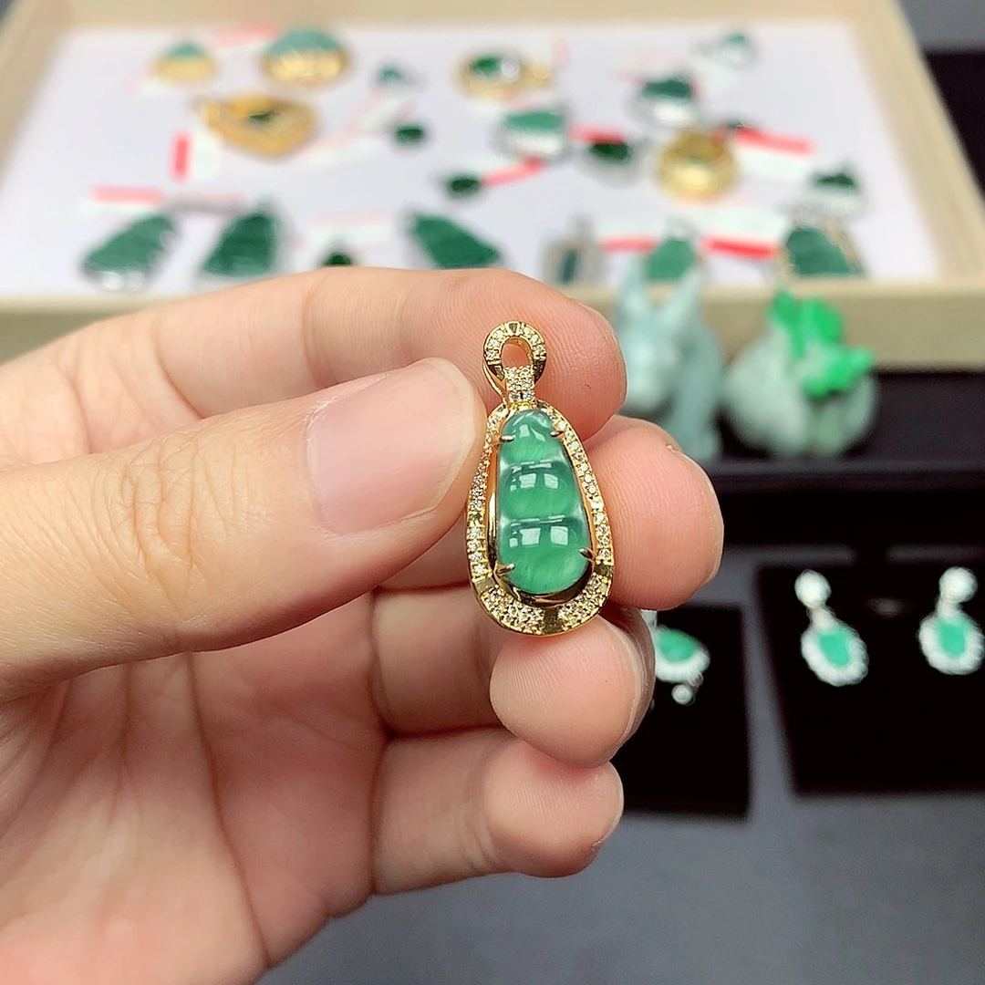 翡翠未镶嵌吊坠(赠链)