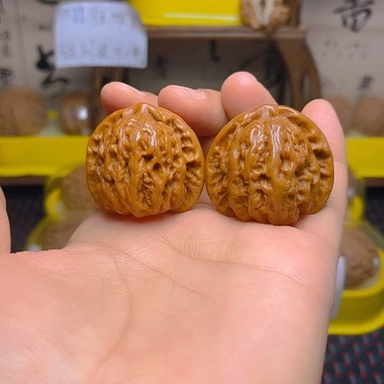 文玩核桃吊坠霞云岭