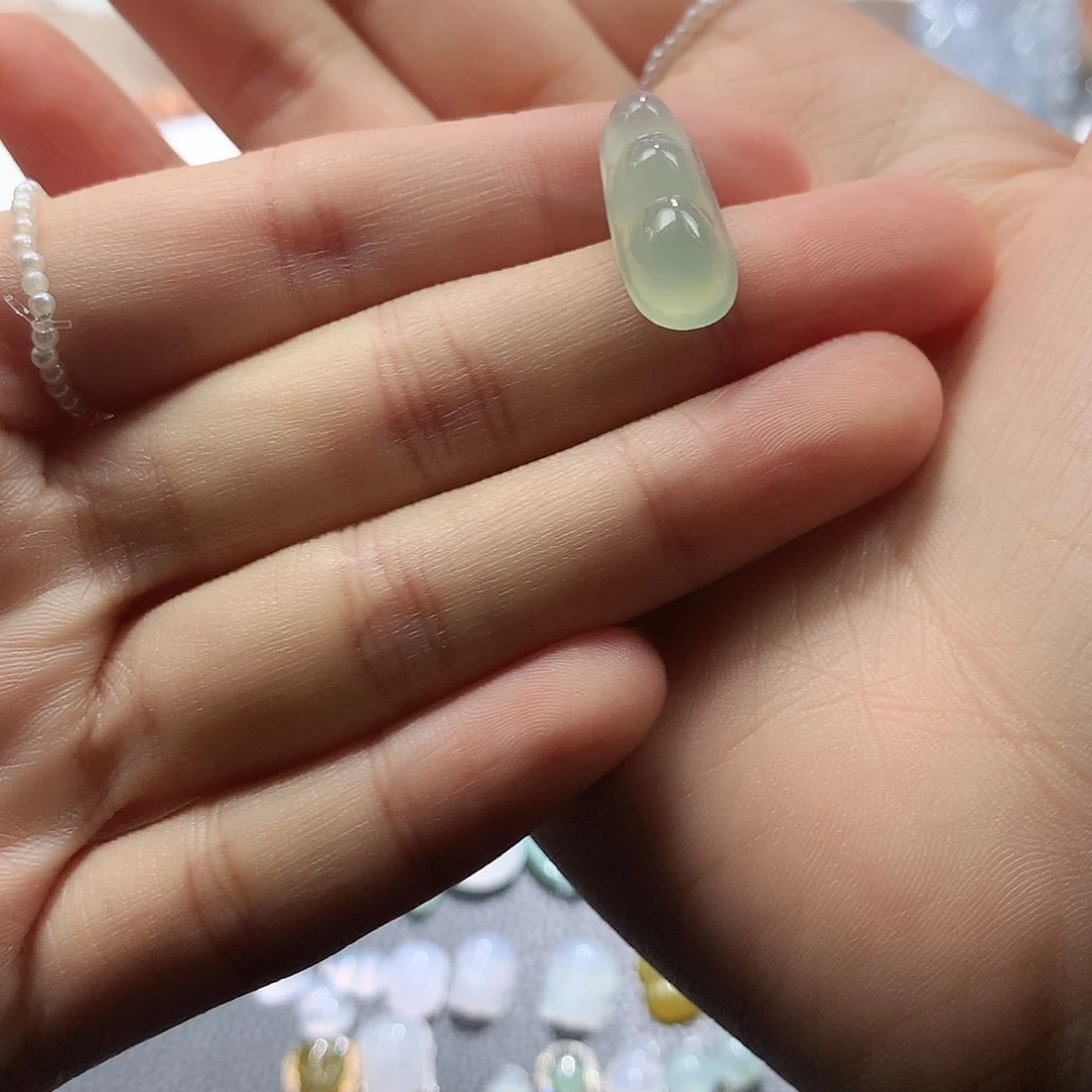 翡翠未镶嵌颈饰豆子