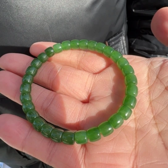 和田玉手链未镶嵌俄罗斯7x6色标辣阳绿，无黑点