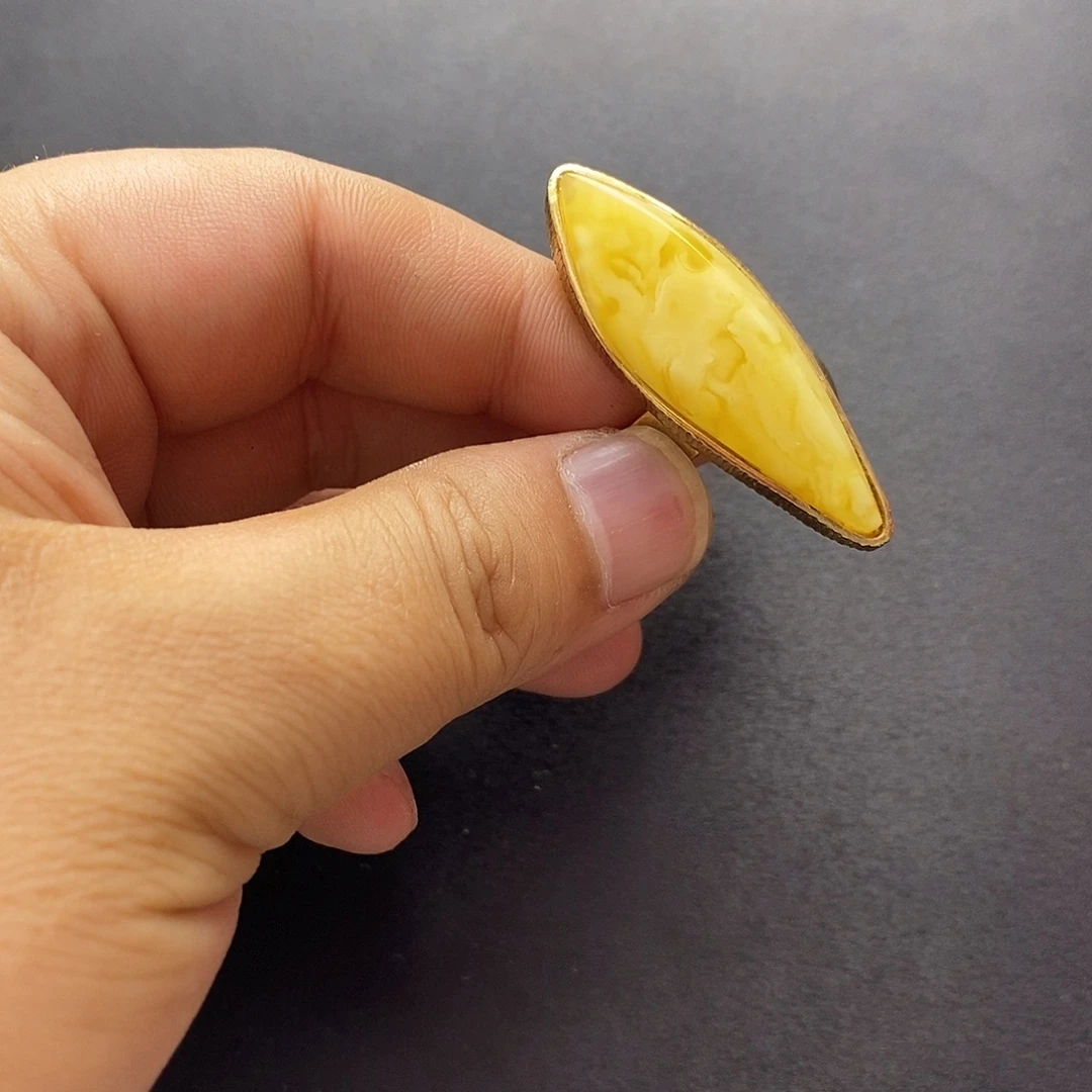 L***y琥珀未镶嵌裸石戒指