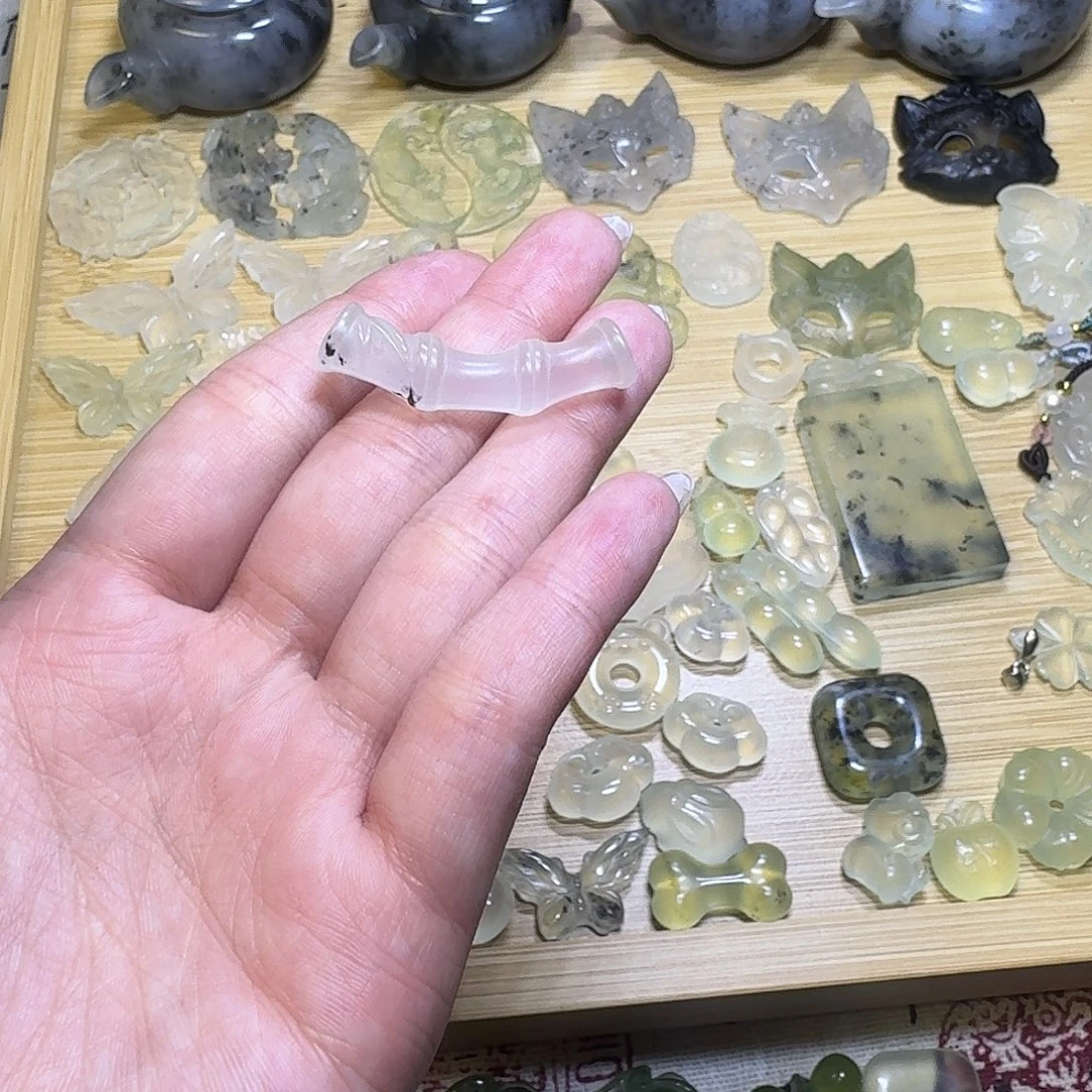 䁼***合金蛇纹石玉颈饰