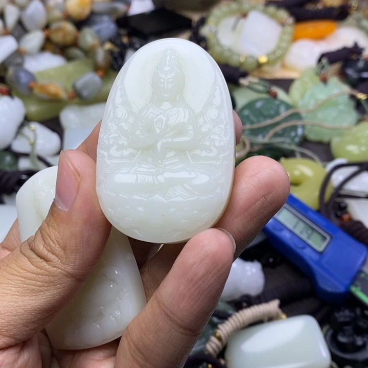 青***漫和田玉未镶嵌颈饰