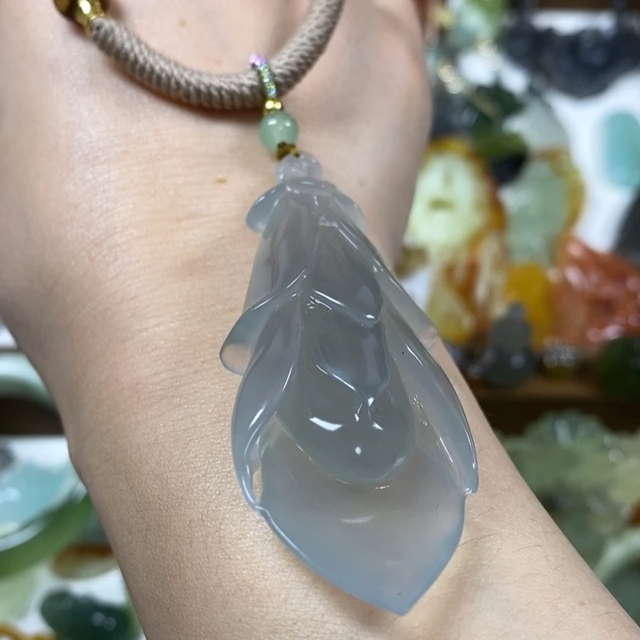 未镶嵌蛇纹石玉吊坠