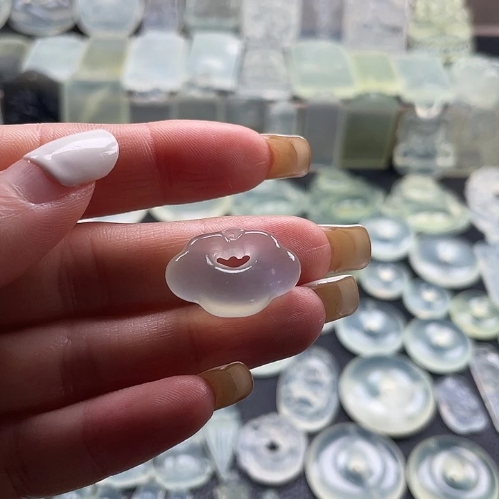 岫玉未镶嵌颈饰祥云锁