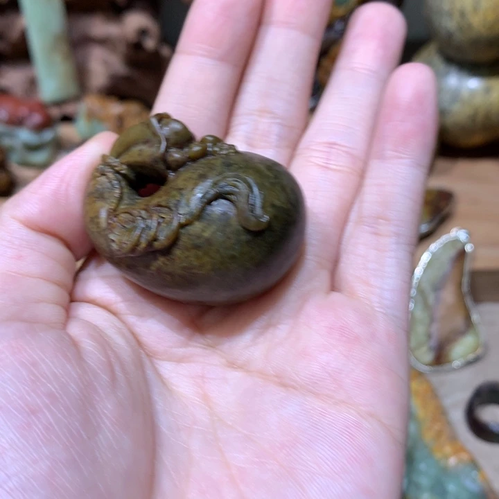 未镶嵌岫岩河磨玉（透闪石质玉）挂件