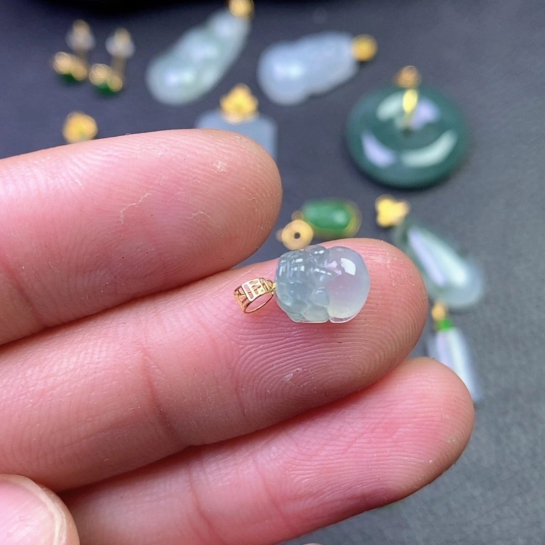 颈饰18K金镶嵌翡翠