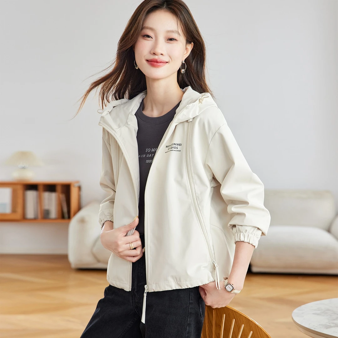 早秋外套女2025新款冲锋衣休闲连帽风衣短款二八月夹克上衣棒球服