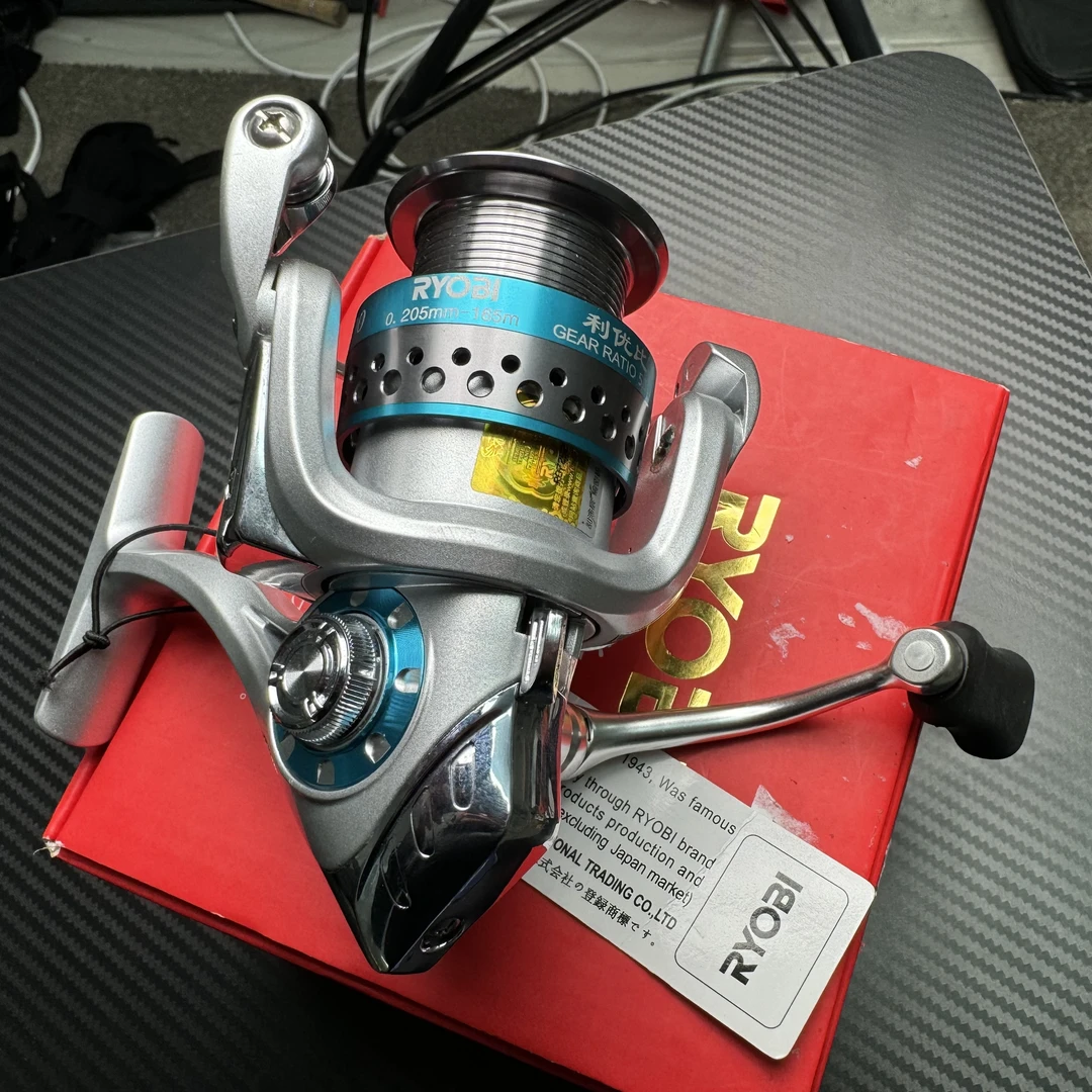 利优比蓝色纺车轮路亚