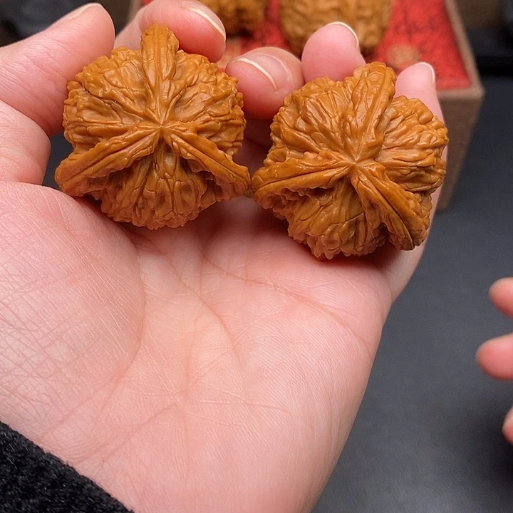 Y***z文玩核桃把件白奔