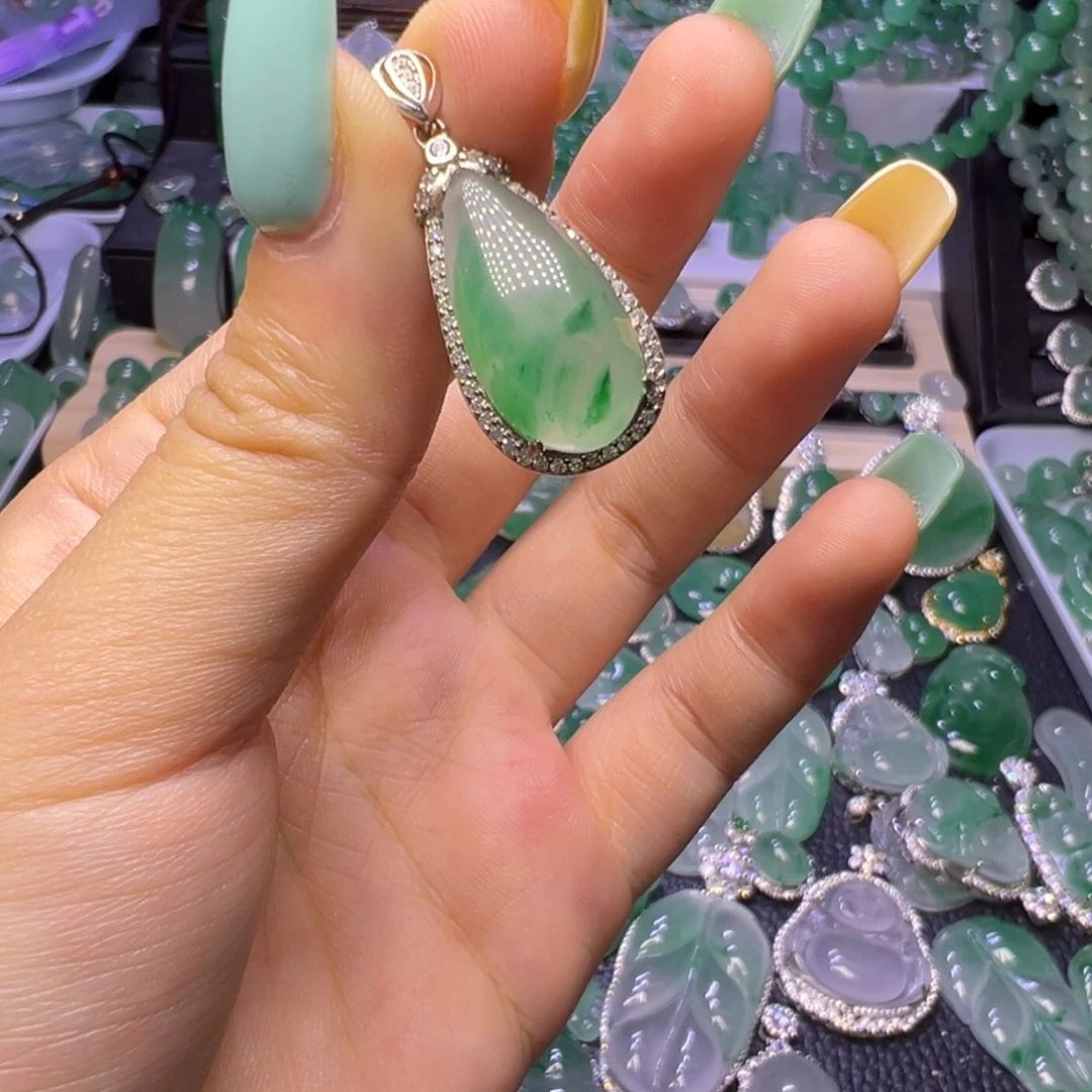 石英质玉（非洲翠）未镶嵌颈饰