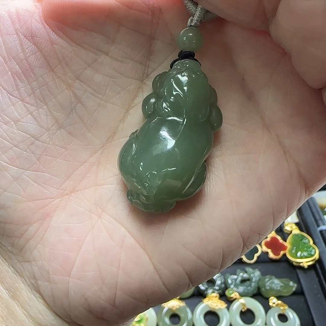 吊坠(不含链)未镶嵌和田玉立**?
