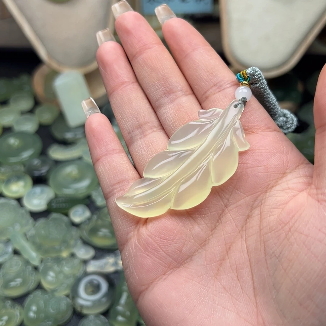 蛇纹石玉未镶嵌颈饰叶子