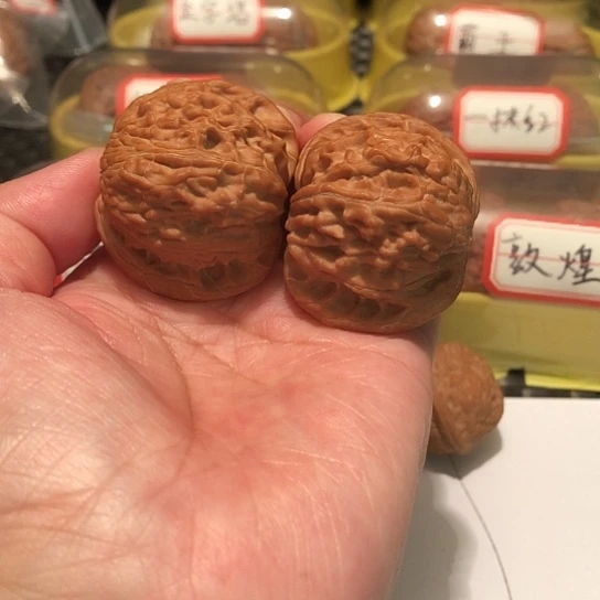 南****者文玩核桃把件红皮磨盘