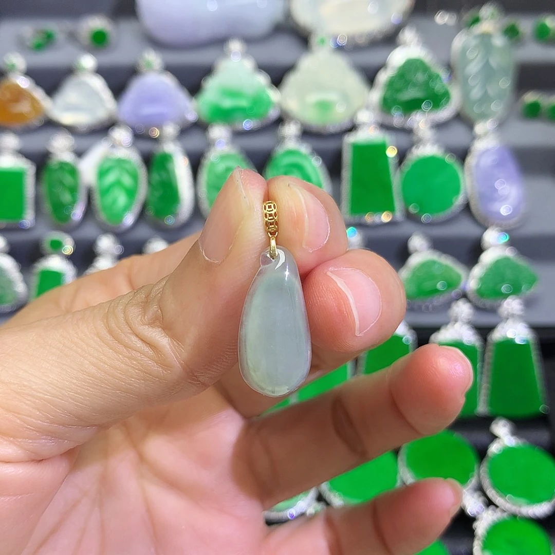 翡翠18K金镶嵌颈饰吊坠