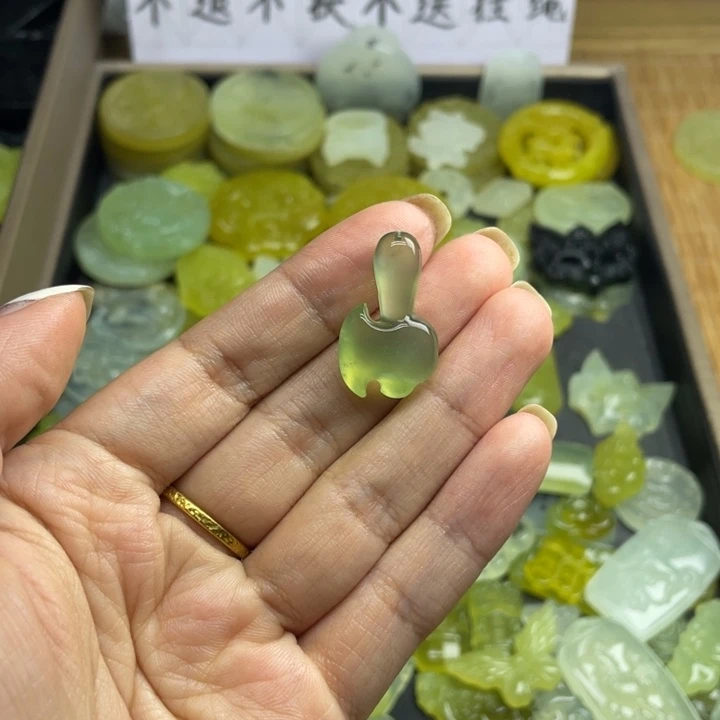 璇***柒蛇纹石玉未镶嵌颈饰