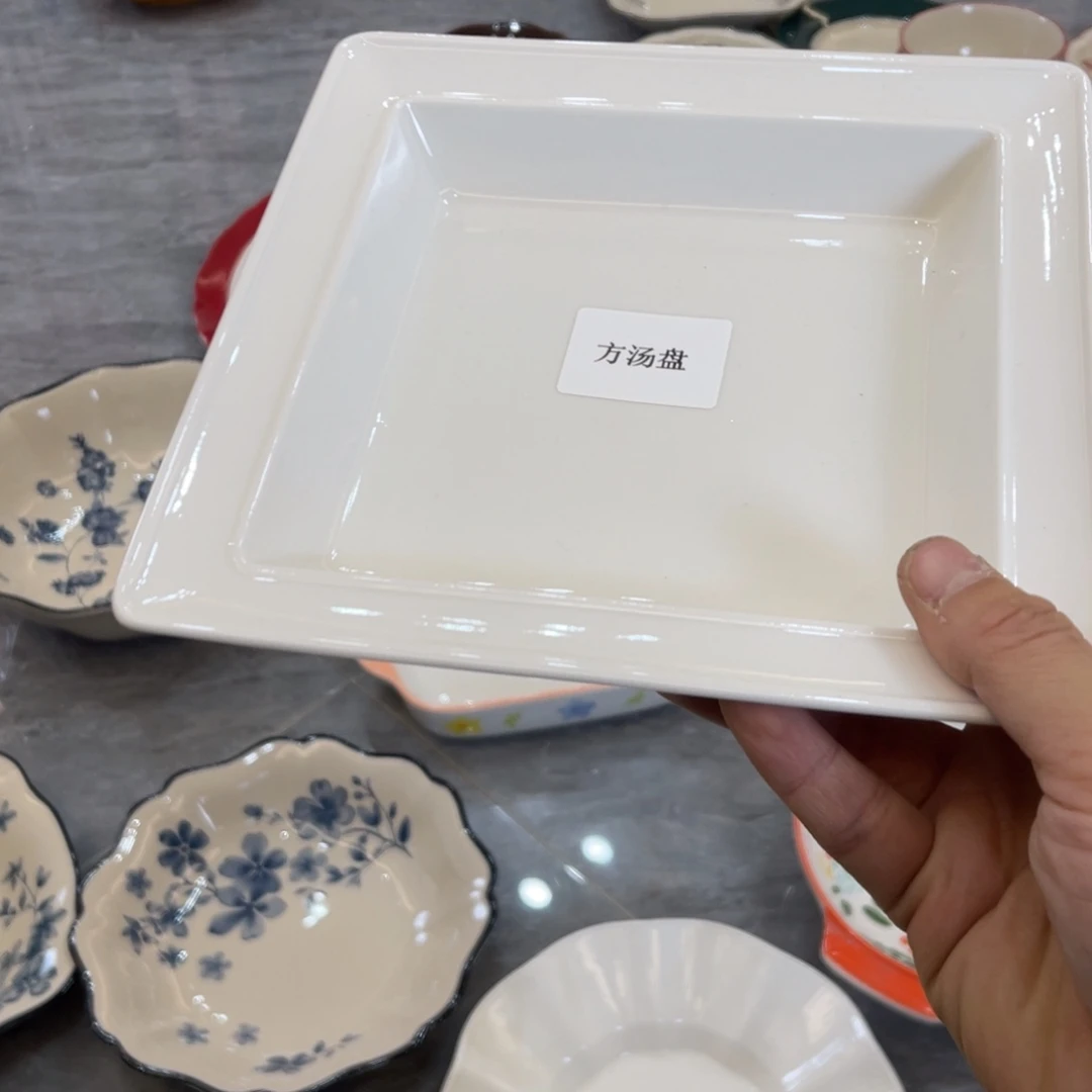 陶瓷微瑕餐具介意勿拍，满18飞！