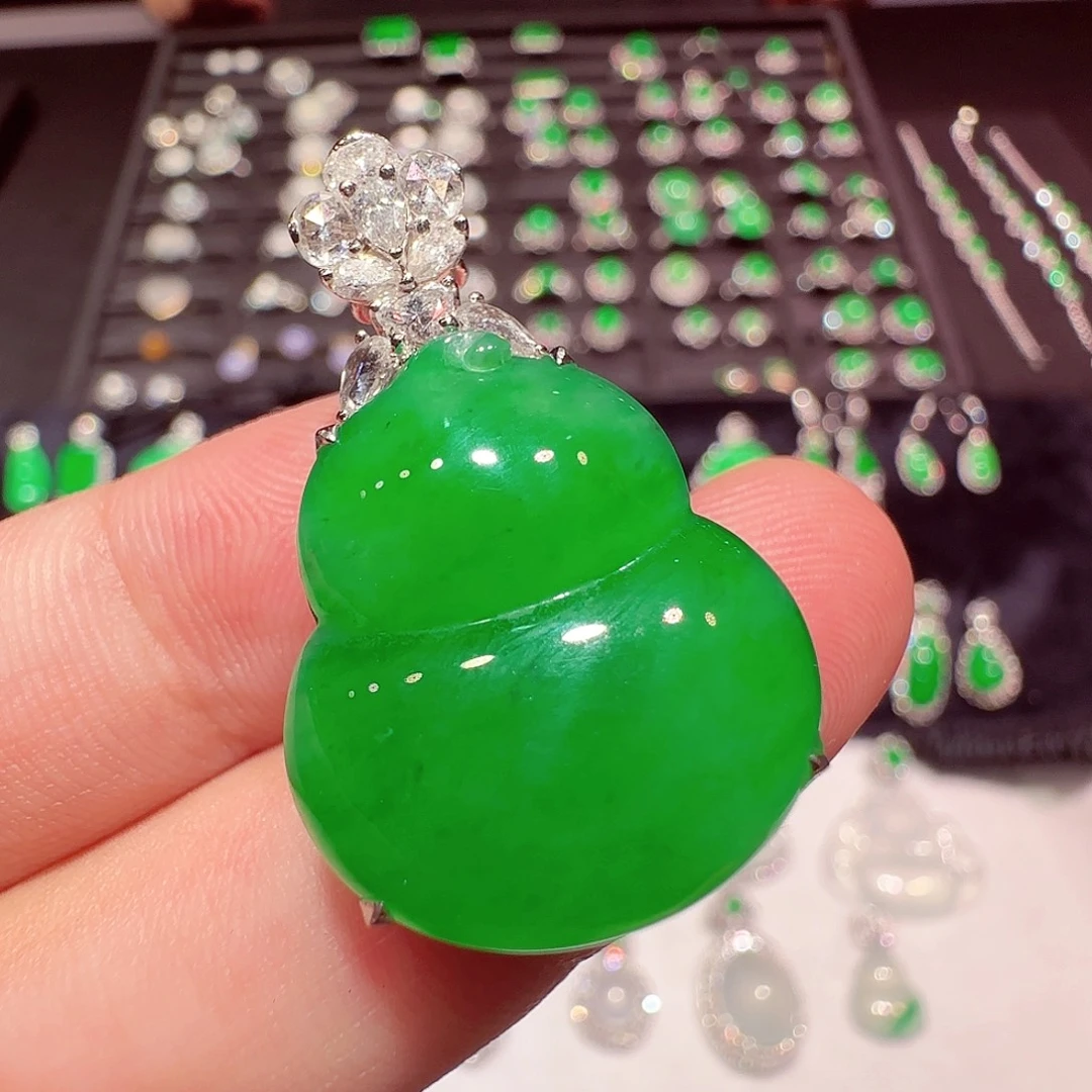 翡翠18K金镶嵌颈饰吊坠