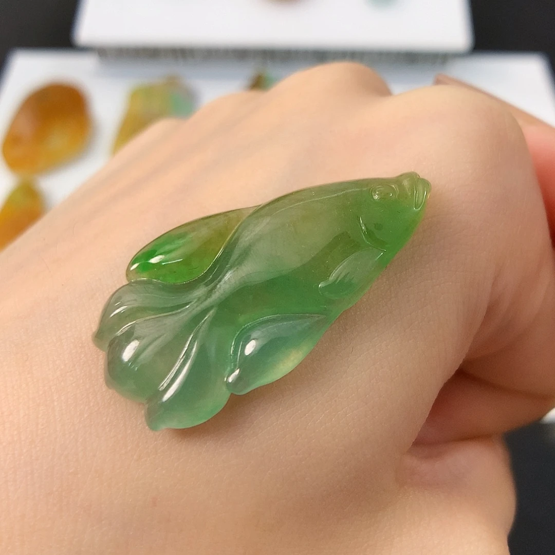 翡翠未镶嵌颈饰锦鲤