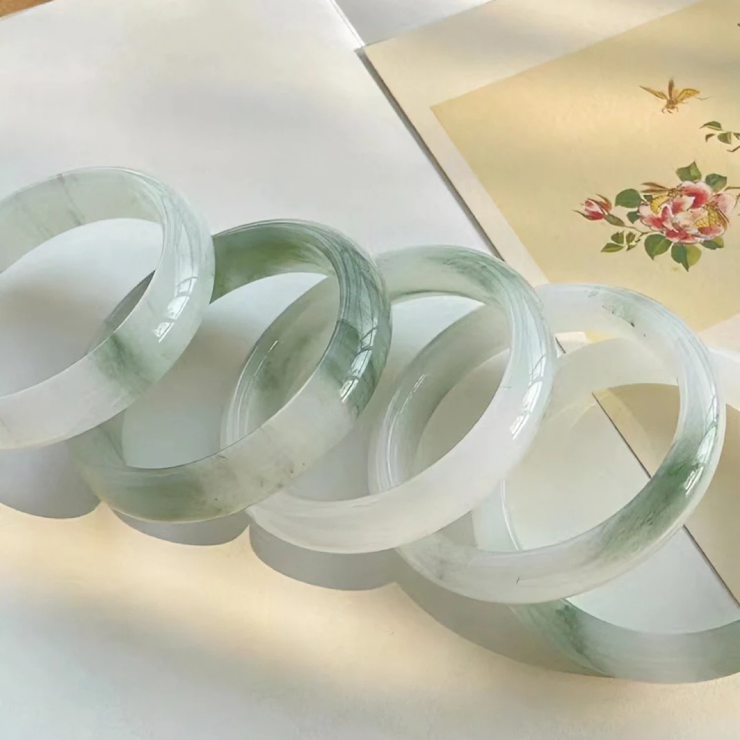 新疆天山翠手镯天然玉石手镯冰翠玉手镯飘翠镯子  多样性发其一