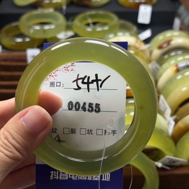 依***依蛇纹石玉未镶嵌手镯