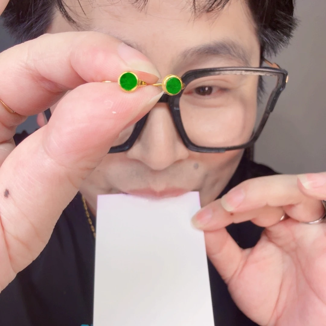 翡翠未镶嵌颈饰一对