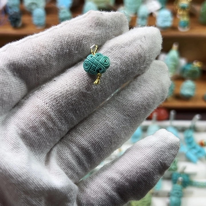 绿松石未镶嵌颈饰中国结