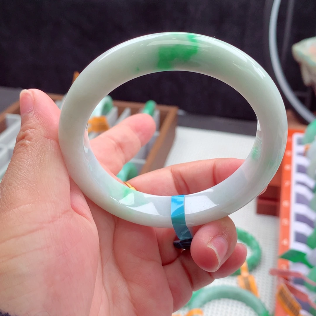 翡翠手镯未镶嵌翡翠