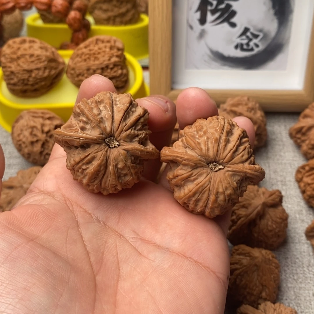 文玩核桃吊坠血麒麟43