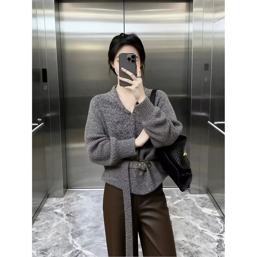 超火小众不撞款针织上衣女冬巨好看高端气质设计感小香风灰色毛衣