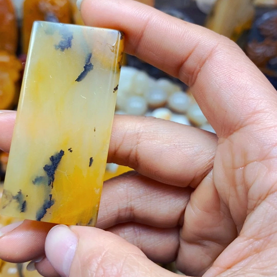 石英质玉（黄龙玉）颈饰未镶嵌