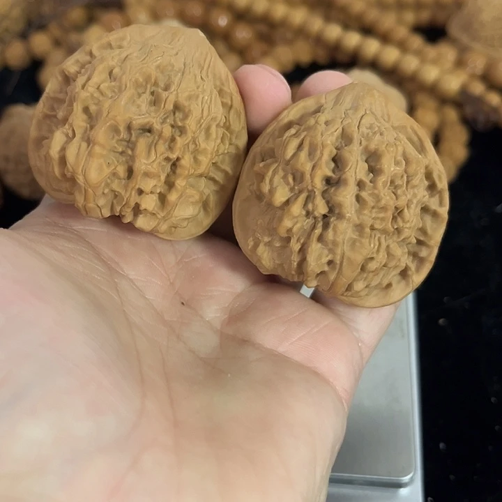 文玩核桃把件47左右微微瑕官帽，编号005