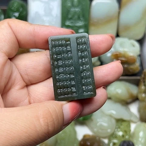 颈饰未镶嵌和田玉龍**人