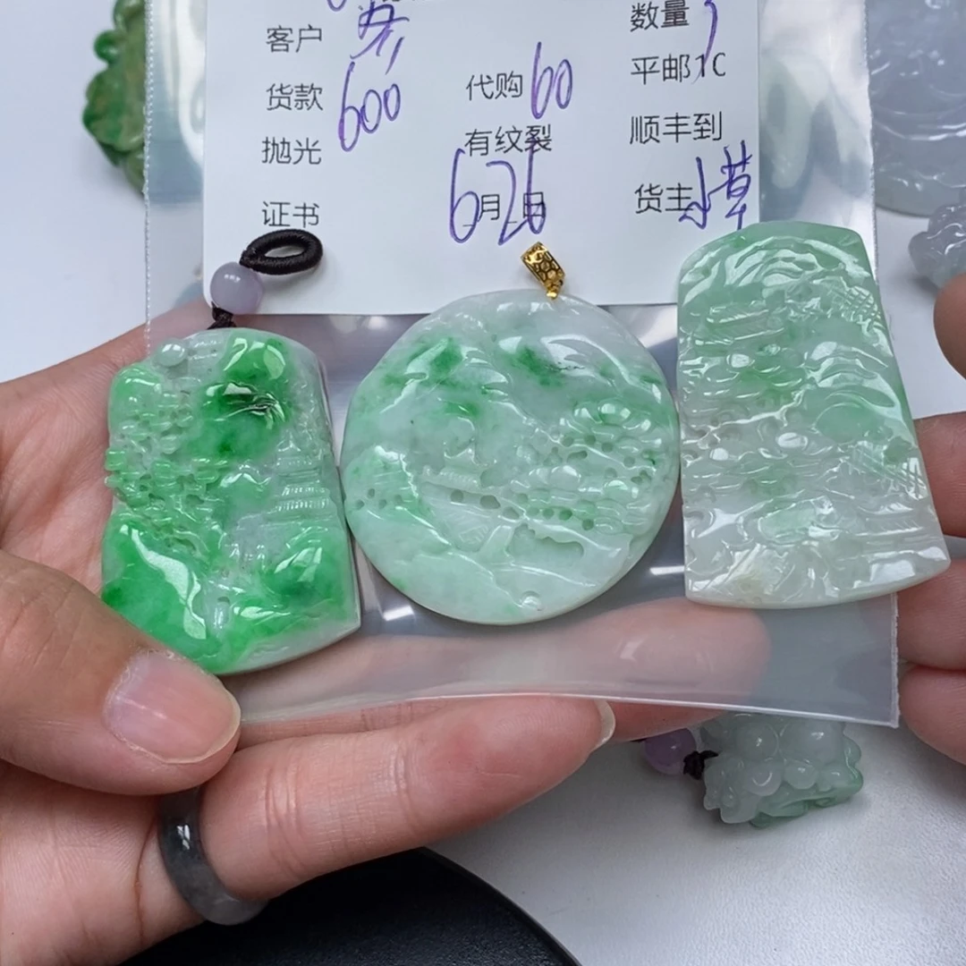 翡翠未镶嵌颈饰冬**依翡翠吊坠